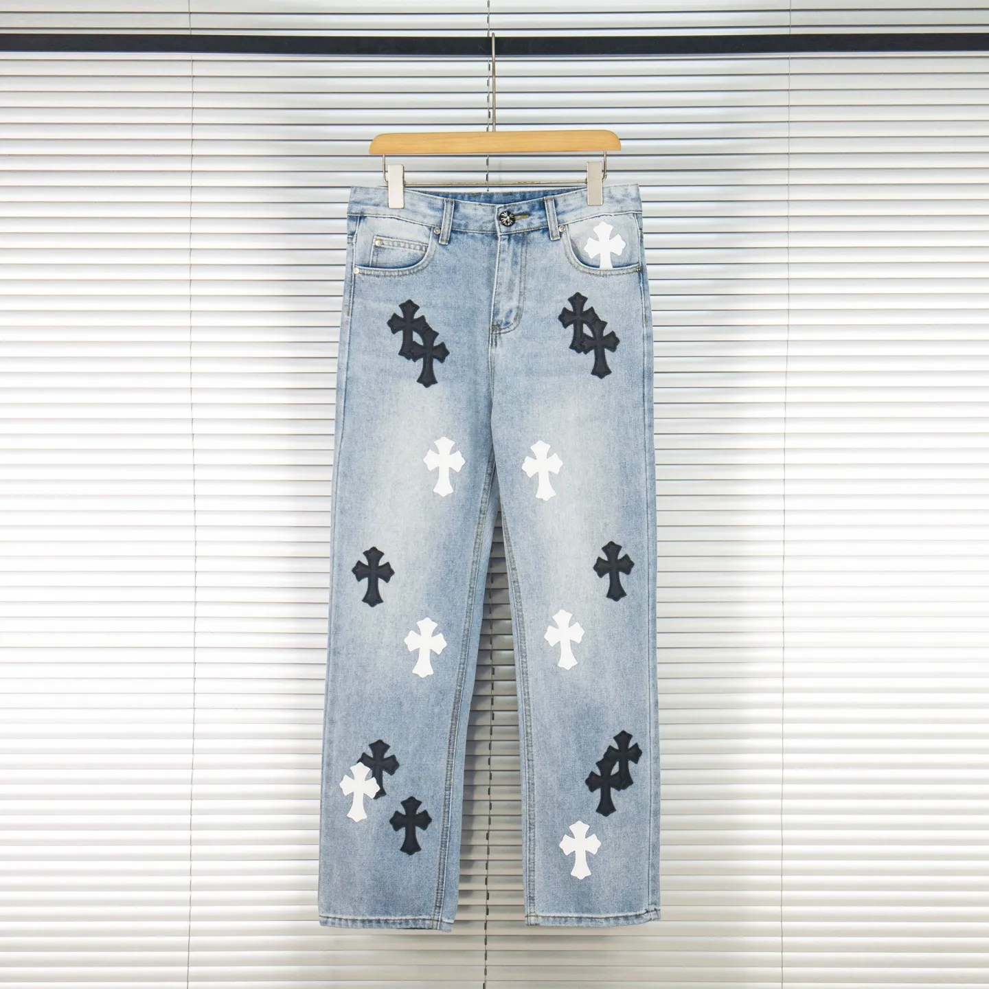 P240 Chrome Hearts light blue, black and white multi-quick leather couple jeans are a hot item this season and are sought after by countless celebrities and fashionistas. The neat details of the cutting process add color to the playful fashion! The neat and meticulous design, and the well-fitting structure is unique. The upper body not only has outstanding recognition, but also looks younger and younger. A style with the ultimate wearing meaning and performance, gorgeous color matching, and the craftsmanship of this style is also extremely extraordinary. After the finished product is washed, it is disassembled and hand-made with sheepskin cross leather and then spliced ​​together to complete. The whole piece has too many craftsmanship to describe. It is decorated with patchwork cross flowers and high-waisted washed jeans! ! Absolutely high-end luxury product, a god-level single product, a super popular product, made by top heavy industry, a magic weapon that cannot be missed. Style number: 1830# Size: 28 30 32 34 36 Color: light blue